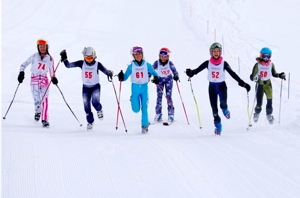Running skiers